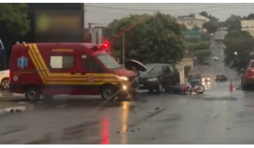 Motociclista fica ferida após colisão com carro no centro de Adamantina