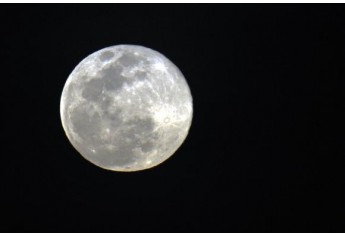 O eclipse começará por volta das 23h de domingo e entrará pela noite. A superlua vai ser eclipsada pela Terra (Imagem: Marcello Casal Jr/Agência Brasil)