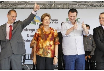 A presidenta Dilma Rousseff entrega as chaves a Ana Raquel da Silva, na inauguração de unidades habitacionais do Programa Minha Casa, Minha Vida (Roberto Stuckert Filho/PR/Agência Brasil)