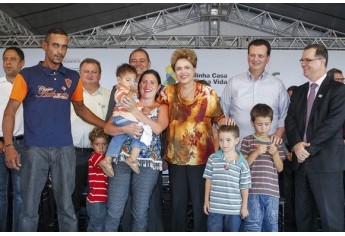 A presidenta Dilma Rousseff entrega as chaves a Ana Raquel da Silva, na inauguração de unidades habitacionais do Programa Minha Casa, Minha Vida (Roberto Stuckert Filho/PR/Agência Brasil)