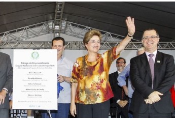 A presidenta Dilma Rousseff entrega as chaves a Ana Raquel da Silva, na inauguração de unidades habitacionais do Programa Minha Casa, Minha Vida (Roberto Stuckert Filho/PR/Agência Brasil)