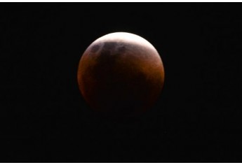Superlua e eclipse total ocorrem ao mesmo tempo. Fenômeno conhecido como 'Lua de sangue' é observado na Praça dos Três Poderes, em Brasília (Foto: Marcello casal Jr/Agência Brasil)