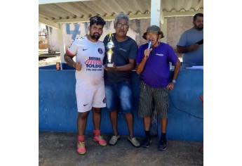 Entrega de premiações às equipes, no torneio de futebol médio realizado neste sábado (Foto: Cedida).