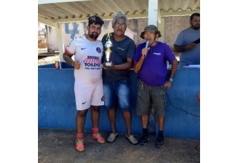 Entrega de premiações às equipes, no torneio de futebol médio realizado neste sábado (Foto: Cedida).