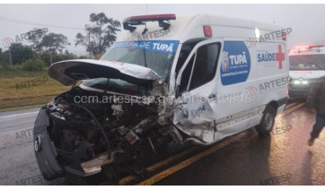Ambulância de Tupã se envolve em acidente na SP-294; vitimas em estado leve foram socorridas