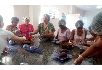 Assistência Social realiza oficina e ensina a produzir ovos de chocolate (Foto: Divulgação).