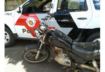 Moto utilizada pelo assaltante em sua fuga, apreendida pela Polícia Militar em Adamantina (Foto: Cedida).