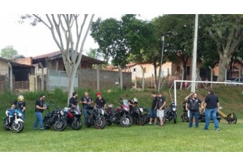 Integrantes do Moto Clube Firmeza se uniu à liderança do Jardim Brasil, levando alegria para crianças do bairro (Foto: Cedida).