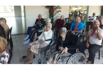 Celebração junina une equipe da ESF 5, equipe do Lar dos Velhos e internos assistidos pela instituição (Foto: Cedida).