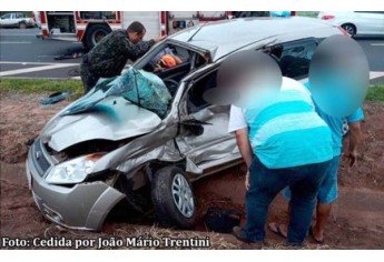 Automóvel Ford Fiesta envolvido no acidente, onde estava a vítima que foi socorrida e morreu no hospital (Foto: João Mário Trentini/Reprodução Bastos Já).