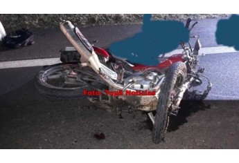 Moto ficou destruída, após choque contra ônibus (Foto: Reprodução/Site Tupã Notícias).