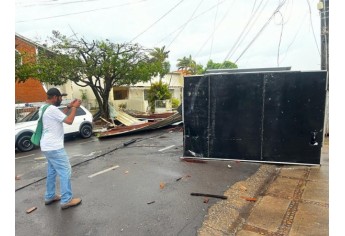 Estragos causados pelo temporal em Lucélia (Cedida/Defesa Civil Municipal).