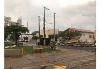 Estragos causados pelo temporal em Lucélia (Cedida/Defesa Civil Municipal).