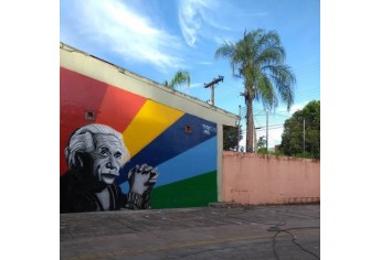 Estágios do mural de Albert Einstein, nas dependências internas da Escola Estadual Helen Keller (Acervo Pessoal).