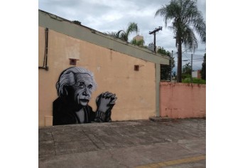 Estágios do mural de Albert Einstein, nas dependências internas da Escola Estadual Helen Keller (Acervo Pessoal).