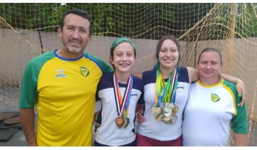 Os filhos Guilherme Barbosa e Júlia Barbosa com os pais, o treinador Carlos Alberto Gomes Barbosa e a mãe Roseli Lahr Barbosa (Divulgação).