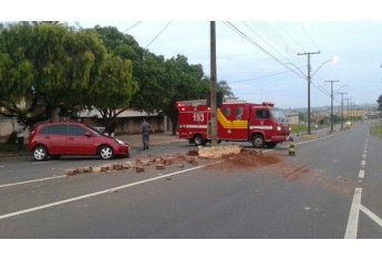 Carro bate em canteiro central na avenida Moysés Justino da Silva, altura do Jardim Bela Vista (Foto: Cedida).