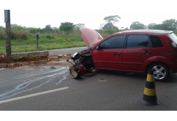 Carro bate em canteiro central na avenida Moysés Justino da Silva, altura do Jardim Bela Vista (Foto: Cedida).