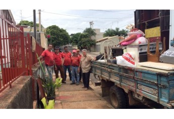 Prefeitura auxiliou na mudança dos moradores da casa localizada na Alameda dos Expedicionários (Foto: Arquivo Pessoal).