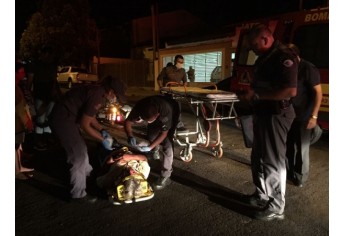 Atropelamento de cachorro deixa motociclista e animal feridos nesta sexta à noite, em Adamantina (Foto: Siga Mais).