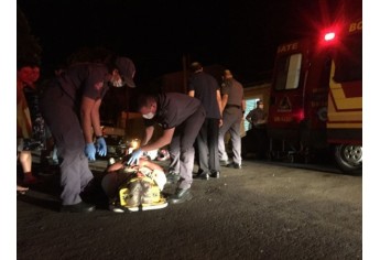 Atropelamento de cachorro deixa motociclista e animal feridos nesta sexta à noite, em Adamantina (Foto: Siga Mais).