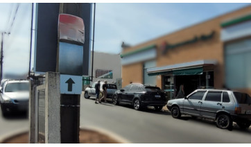 Prefeitura orienta retirada de placas irregulares e alerta para multa superior a R$ 900