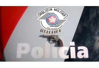 Arma foi usada para roubo, em Lucélia. Assaltantes foram presos, arma apreendida e veículo recuperado, após rápida ação da Polícia Militar (Foto: Cedida/Polícia Militar).