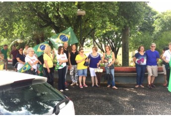 Mesmo com a chuva que antecedeu o horário da manifestação, público participou (Foto: Acácio Rocha).