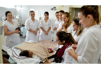 Alunas do 7º termo levaram alegria e esperança por meio da música (Foto: Priscila Caldeira).