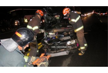 Acidente mobilizou polícia e equipes de socorro na noite desta sexta-feira na SP-294, em Marília (Foto: Reprodução/Site Visão Notícias/Marília).