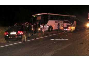 Acidente mobilizou polícia e equipes de socorro na noite desta sexta-feira na SP-294, em Marília (Foto: Reprodução/Site Visão Notícias/Marília).
