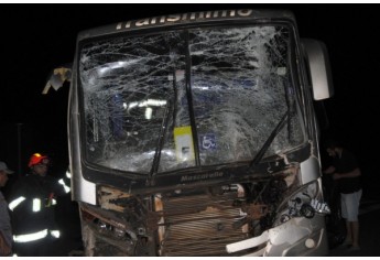 Colisão traseira envolveu dois ônibus da mesma empresa que faz o transporte de trabalhadores de usina (Reprodução: Site Junqueirópolis em Dia).