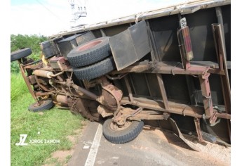 Roda se desprendeu da traseira do caminhão, provocando seu tombamento (Foto: Jorge Zanoni).