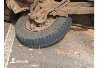 Roda se desprendeu da traseira do caminhão, provocando seu tombamento (Foto: Jorge Zanoni).