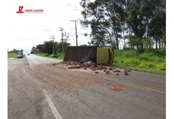 Roda se desprendeu da traseira do caminhão, provocando seu tombamento (Foto: Jorge Zanoni).