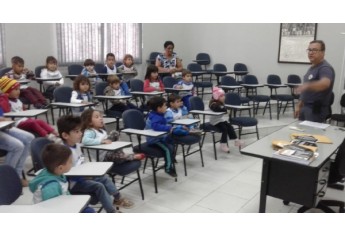 Estudantes visitam sede da PM em Adamantina (Foto: Cedida/PM).