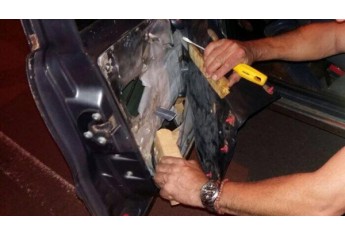 Carro precisou ter partes desmontadas para retirada da droga (Foto: Cedida/Polícia Rodoviária.