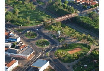 Viaduto que liga a Rua Joaquim Nabuco/Avenida Antônio Tiveron, tem restrição quanto ao trânsito de caminhões e ônibus (Foto: Tropical Imagens/Jorge Munhos).