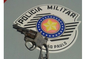 Revolver calibre 22 foi encontrado em busca realizada pela Polícia Militar (Foto: Polícia Militar/Cedida).