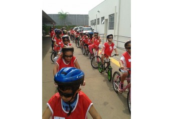 Com equipamentos de segurança, crianças realizaram hoje passeio pelas ruas do centro de Adamantina, em atividade da Polícia Militar e Lions Clube (Foto: Cedida)
