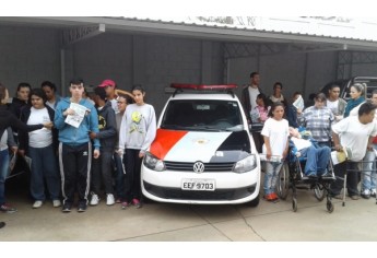 Alunos da APAE visitam o comando da PM em Adamantina (Foto: Cedida/PM).