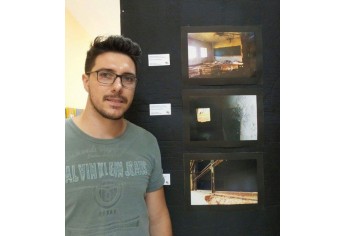 Rafael Teixeira e as imagens de "Pátria Educadora", a partir das escola abandonada do Bairro Mourão (Foto: Cedida).