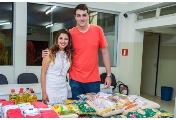 Luciana Ápplim apresenta os alimentos arrecadados na Mostra (Foto: Arquivo Pessoal)