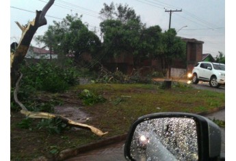 Tromba d´água avança do rio Paraná e se transforma em tornado ao destruir parte de Panorama