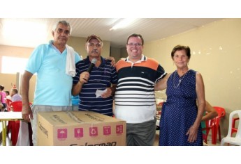 Valdecir, Raimundo, padre Jorge e a ganhadora Luzia
