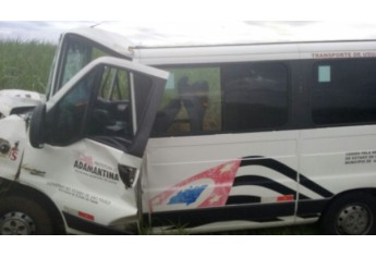 Van para transporte de pacientes ficou parcialmente danificada com o acidente, ao bater na traseira de carreta (Foto: Reprodução).