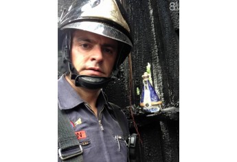 Bombeiro Anderson Batista, católico, foi surpreendido ao encontrar imagem intacta (Foto: Reprodução/Blog do Diego).