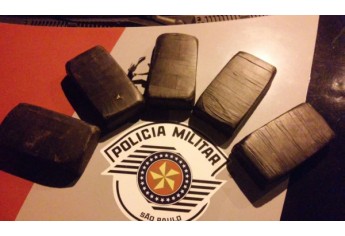 Policiais Militares de Adamantina, em operação de rotina, prendem traficante com mais de 5k de pasta base de cocaína (Foto: Polícia Militar/Cedida).
