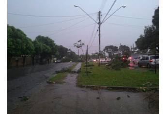 Tromba d´água avança do rio Paraná e se transforma em tornado ao destruir parte de Panorama