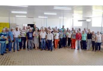Visitantes conhecem estrutura de processamento de verduras e legumes, da APPRAR, no Bairro Tucuruvi, em Adamantina (Foto: Acácio Rocha).